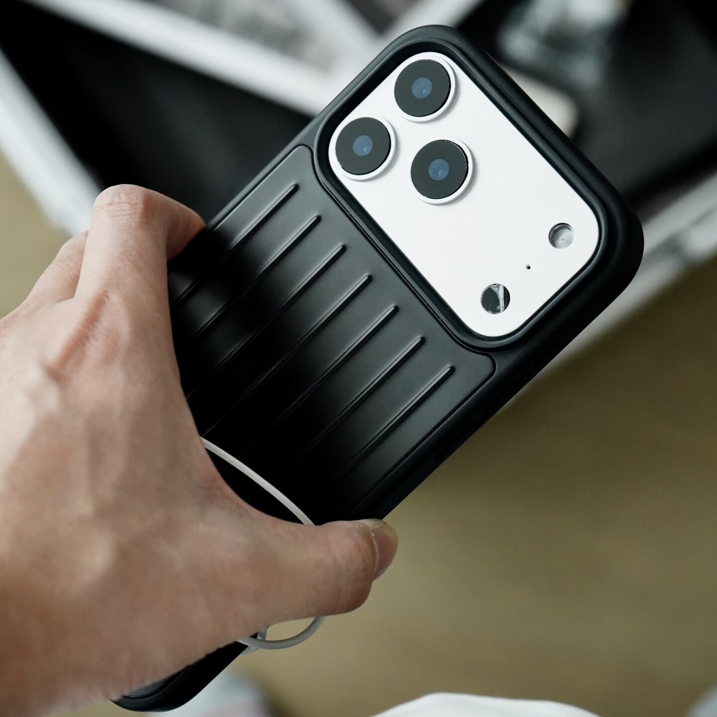 适用于苹果iphone17promax行李箱铝镁合金手机保护壳日黑犬瓦16pro芭蕾粉色15/14保护套银色黑色竖款条纹时尚