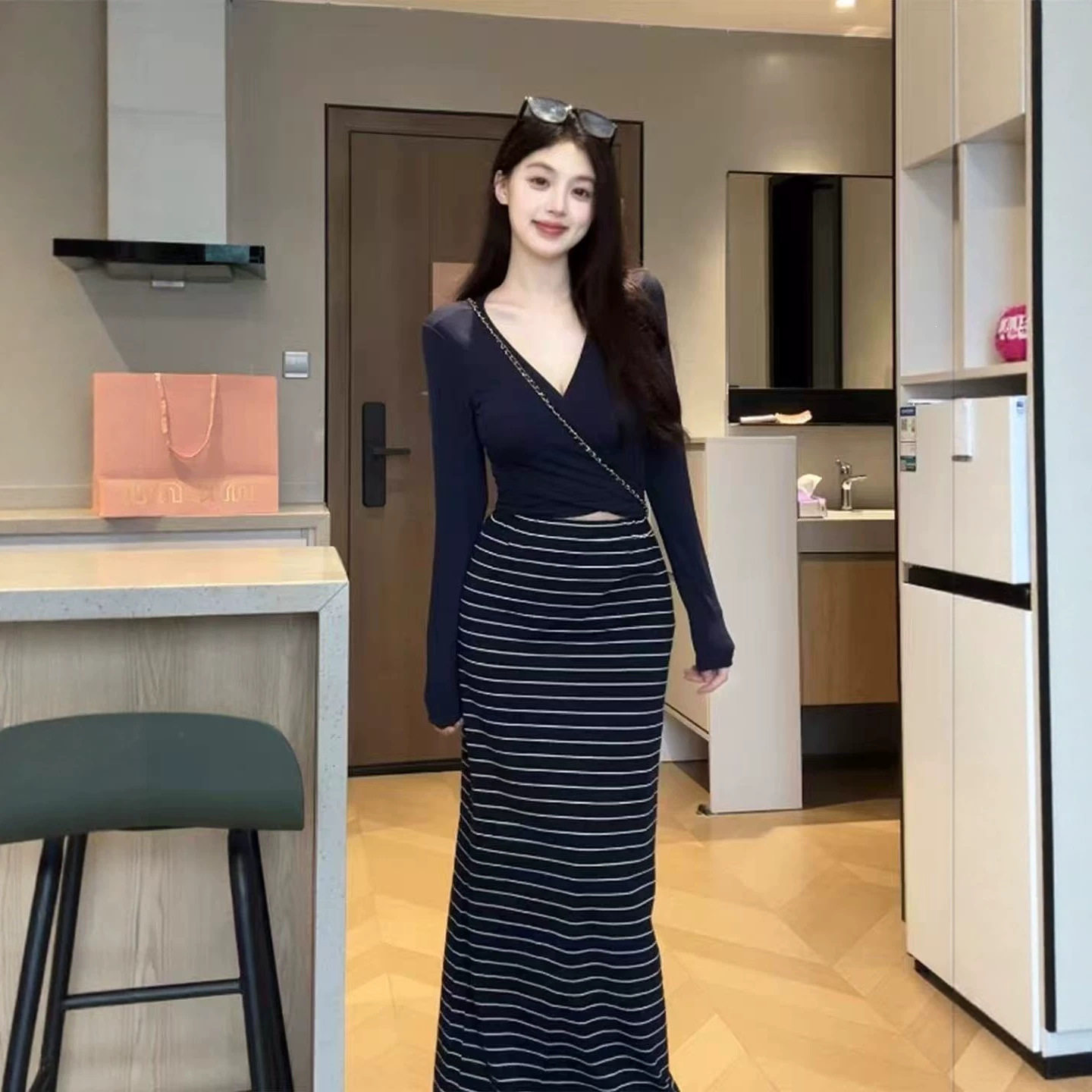 辣妹交叉v领绑带修身长袖T恤女秋季套装条纹包臀半身裙气质两件套