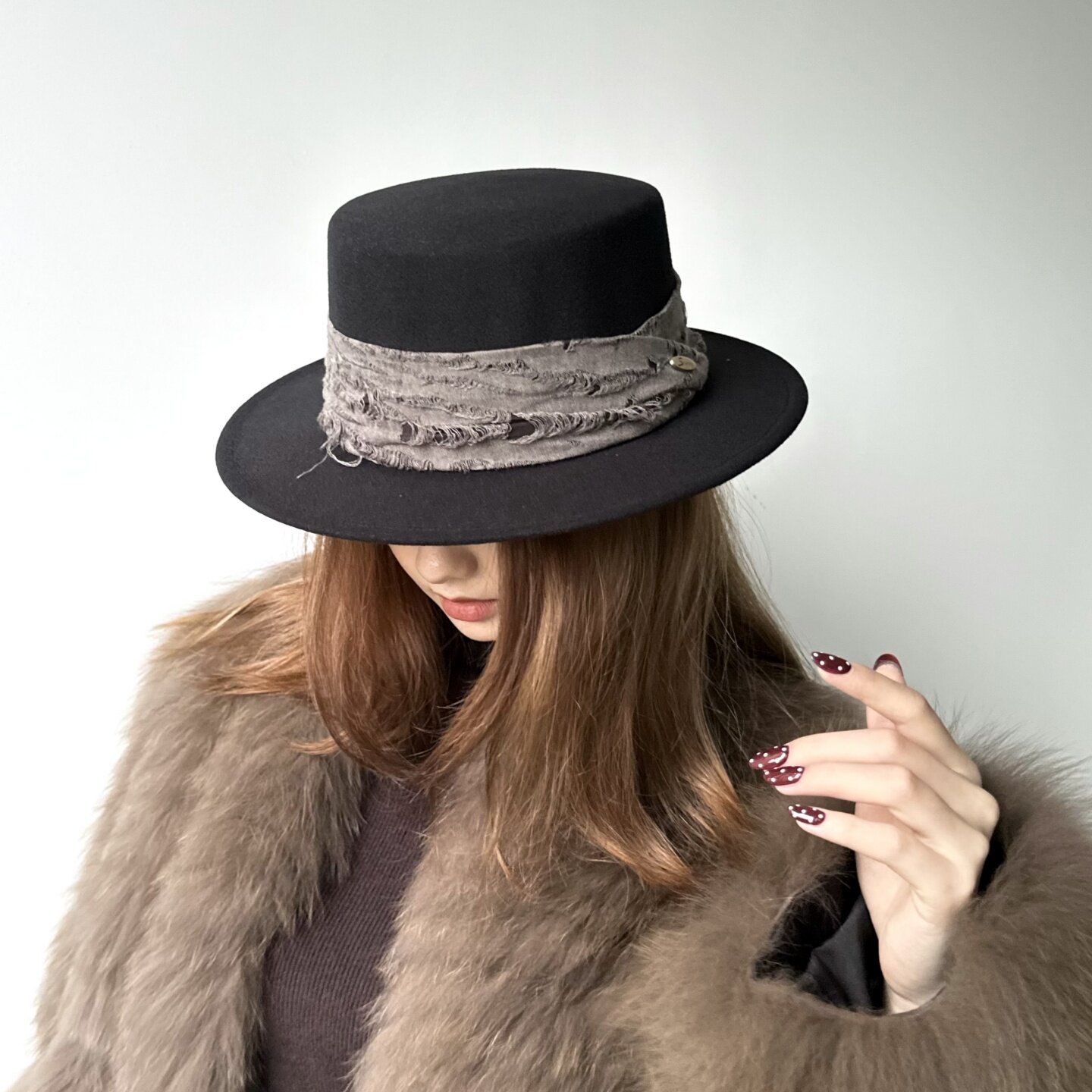 法式高级感灰色破洞织带仿毛呢平顶小檐礼帽女秋冬时尚做旧帽子潮