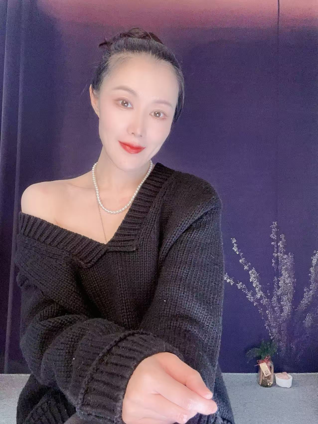 蘑菇英国代 TYZHURA 25新款 黑色大V领羊毛针织羊绒毛衣