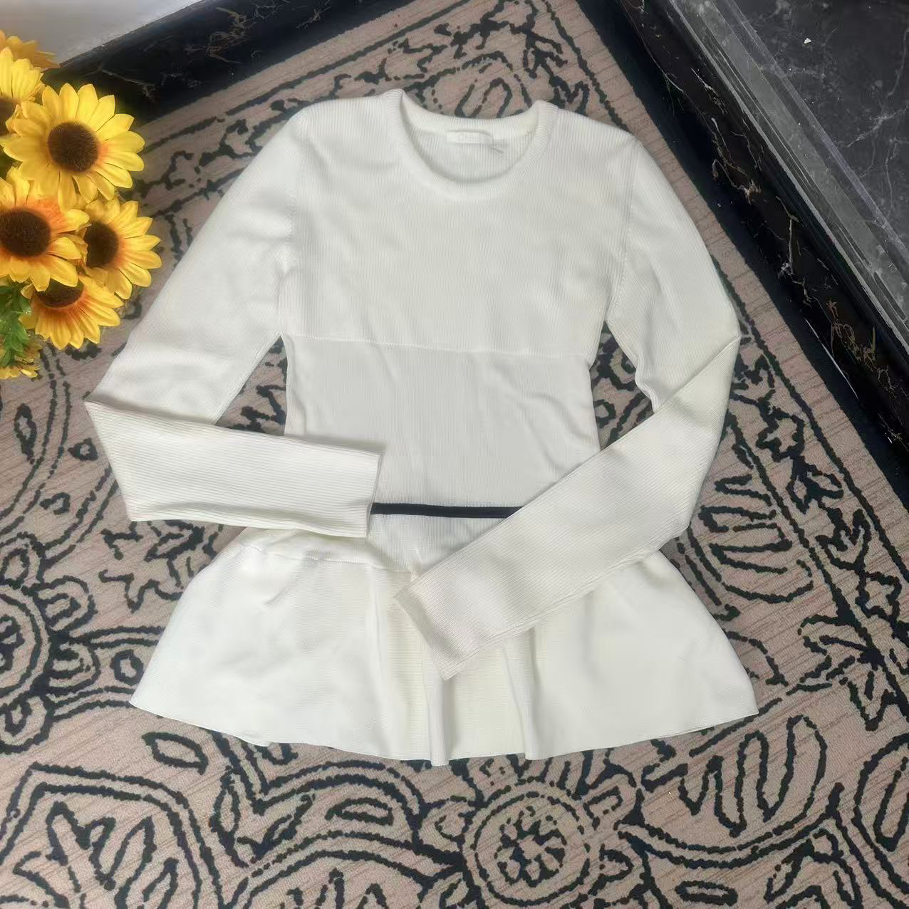 蘑菇英国代 白色收腰设计针织衫 S码 肩宽38