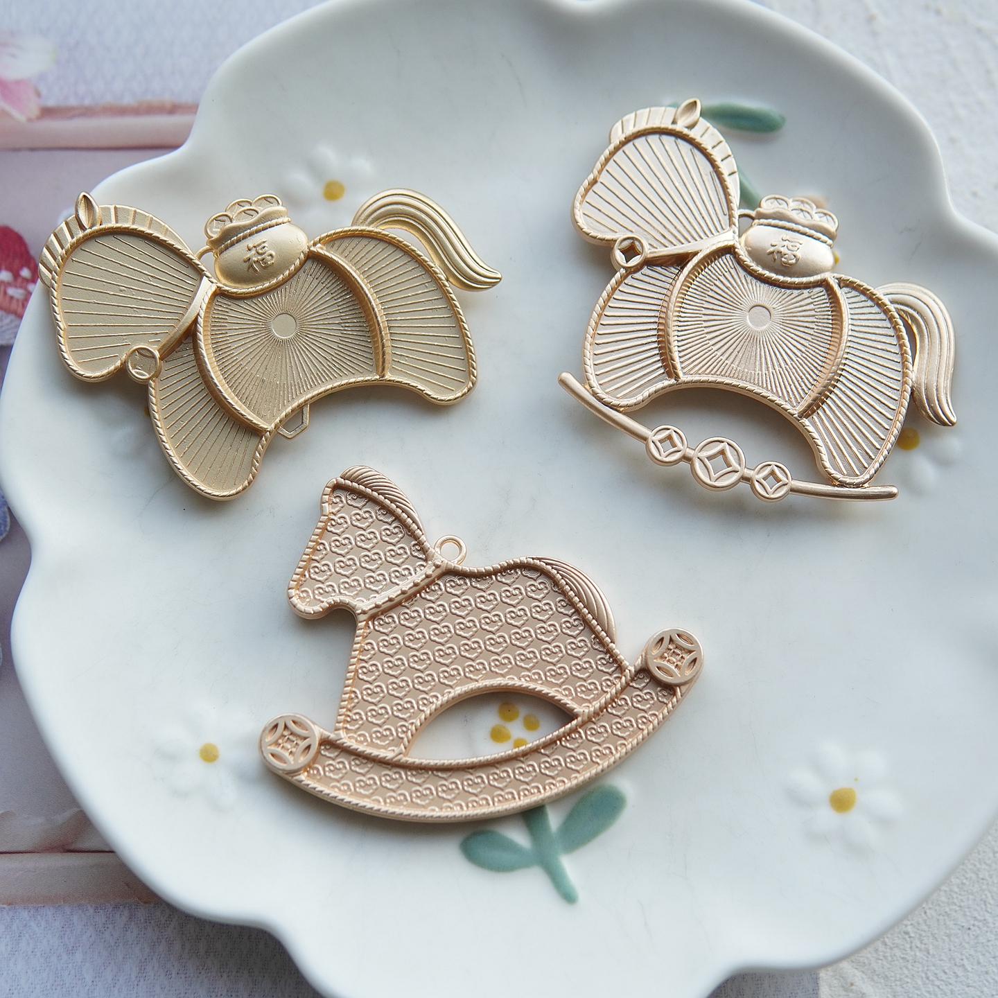 宋锦蓝染刺绣新中式底托螺钿点翠摇摇马吊坠