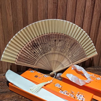 出国礼品扇送老外雕花工艺