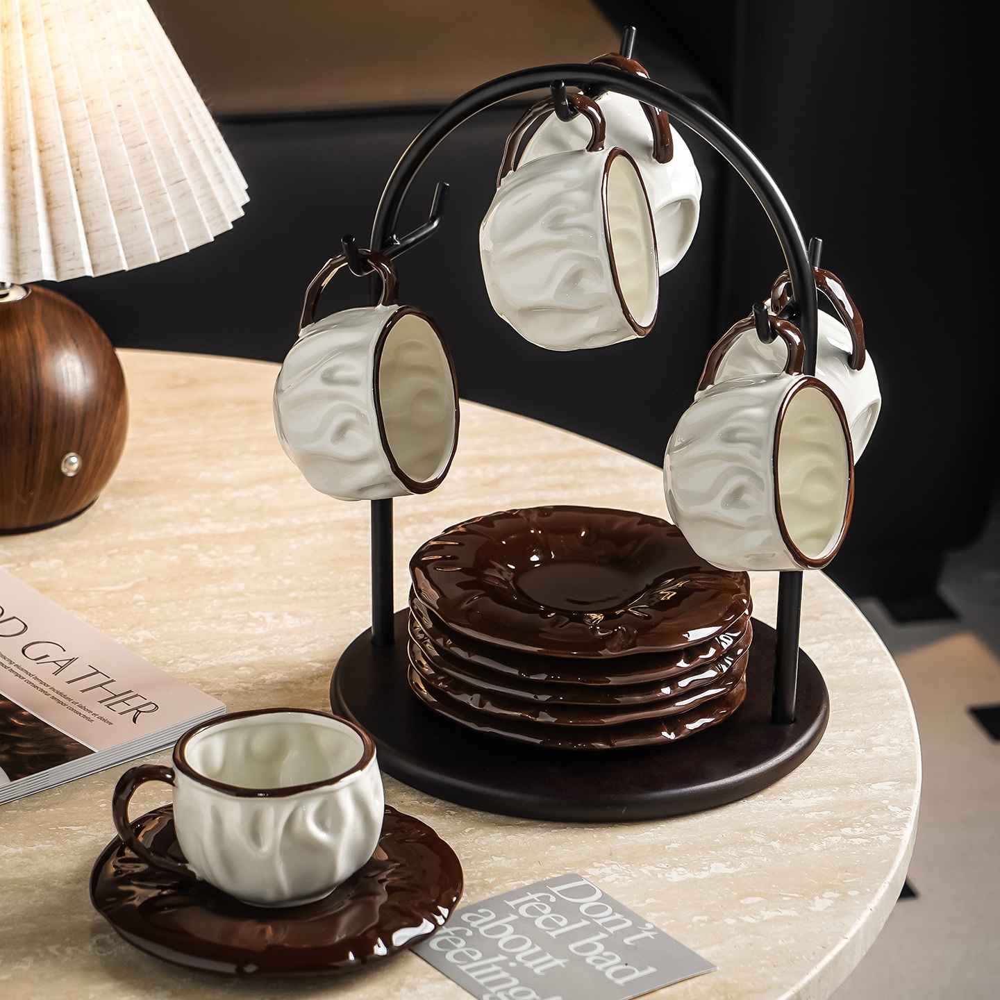 复古棕白咖啡杯，褶皱纹理显格调