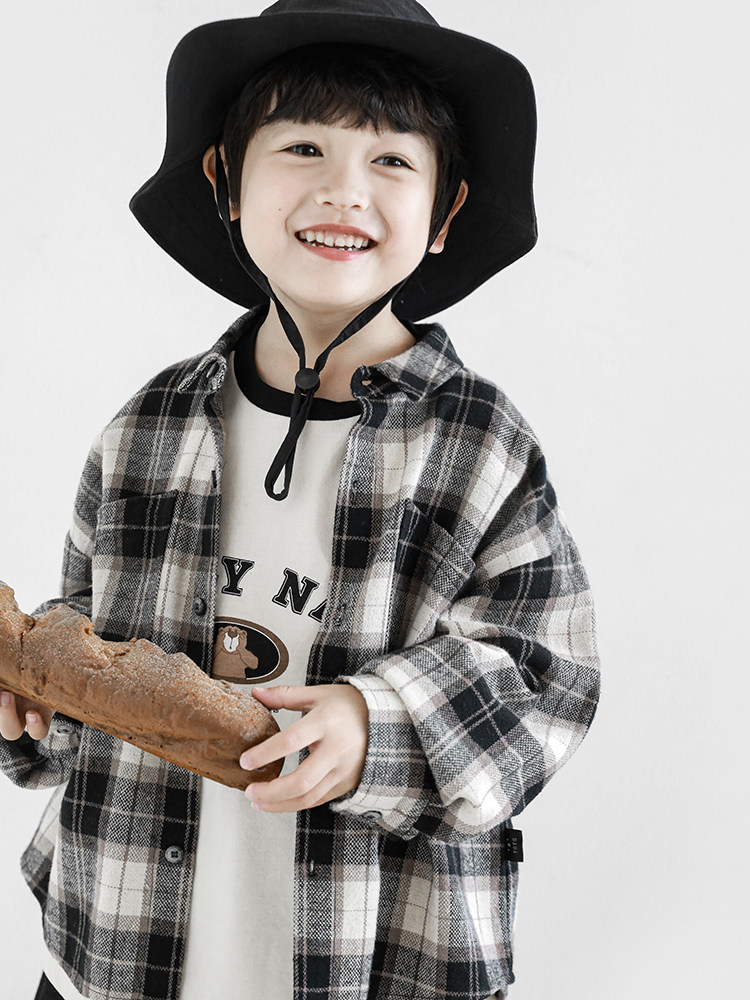어린 아이들의 바둑판 베벨 포켓 예술적 옷깃 코트 소년 잘 생긴 셔츠 2024 새로운 가을 의류 트렌드