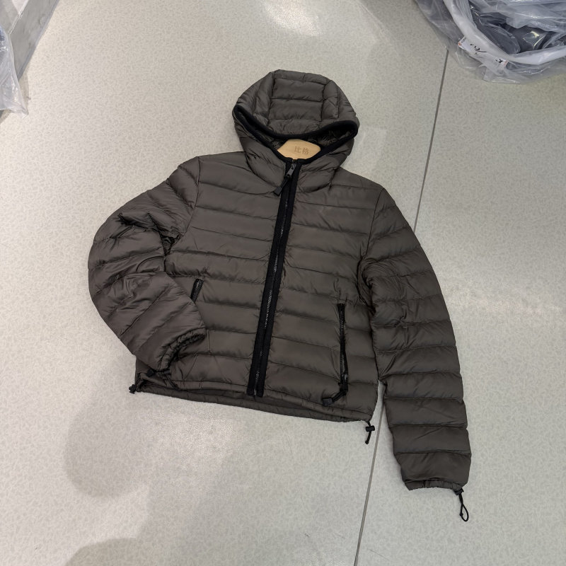 欧洲站轻便连帽短款羽绒服女90白鹅绒2026保暖百搭排骨羽绒服外套