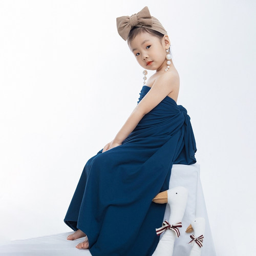 儿童摄影戴珍珠耳环的少女套装