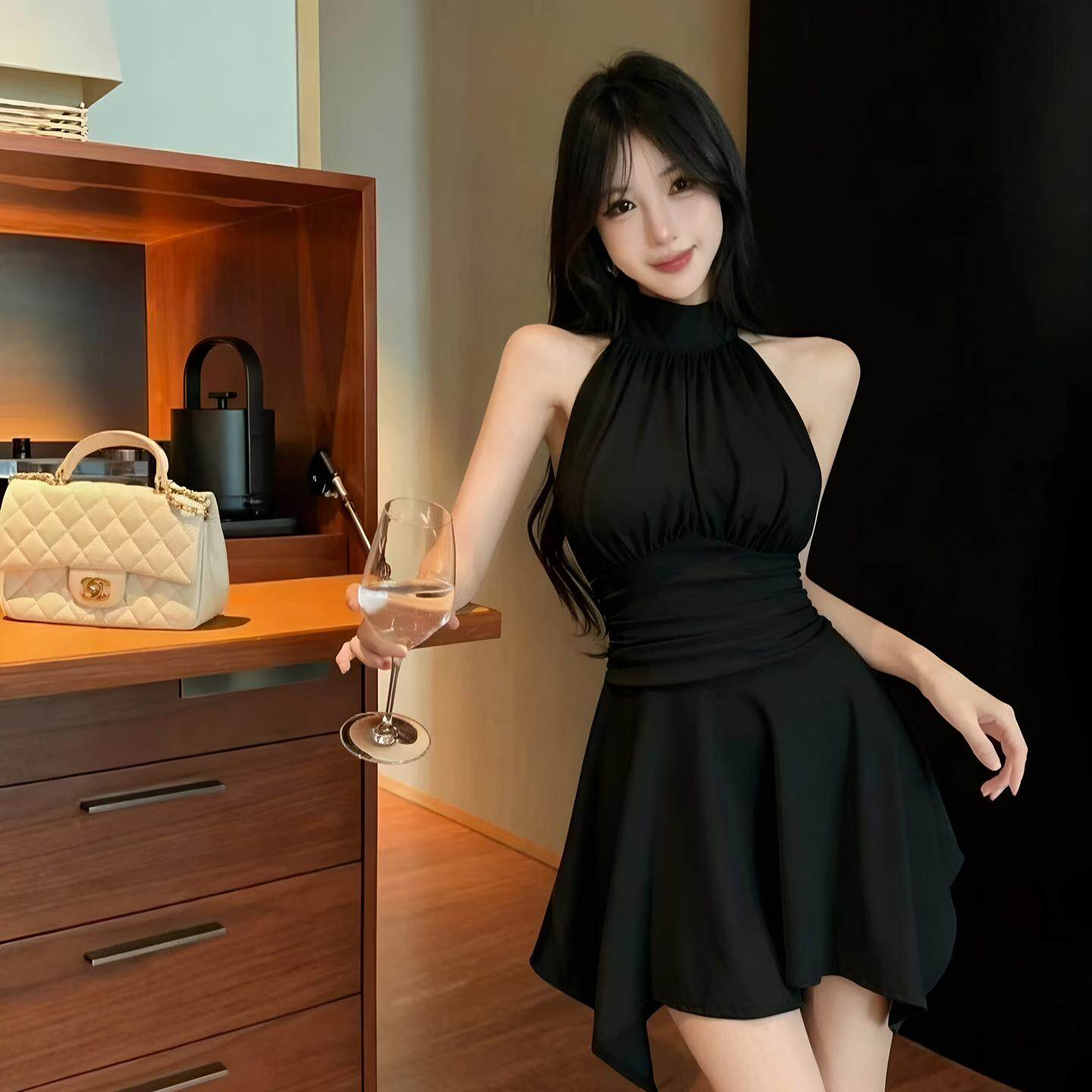 不规则收腰A字短裙黑色无袖挂脖连衣裙女新款褶皱收腰显瘦短裙子