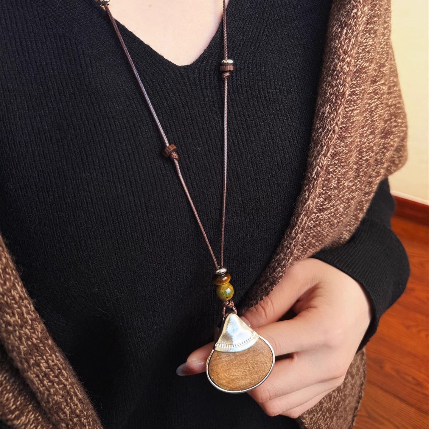 原创手工木质扇形挂件皮绳项