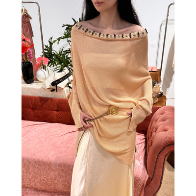 现货XU ZHI 26春季新品 钉珠饰边亚麻混纺斜肩宽松针织上衣