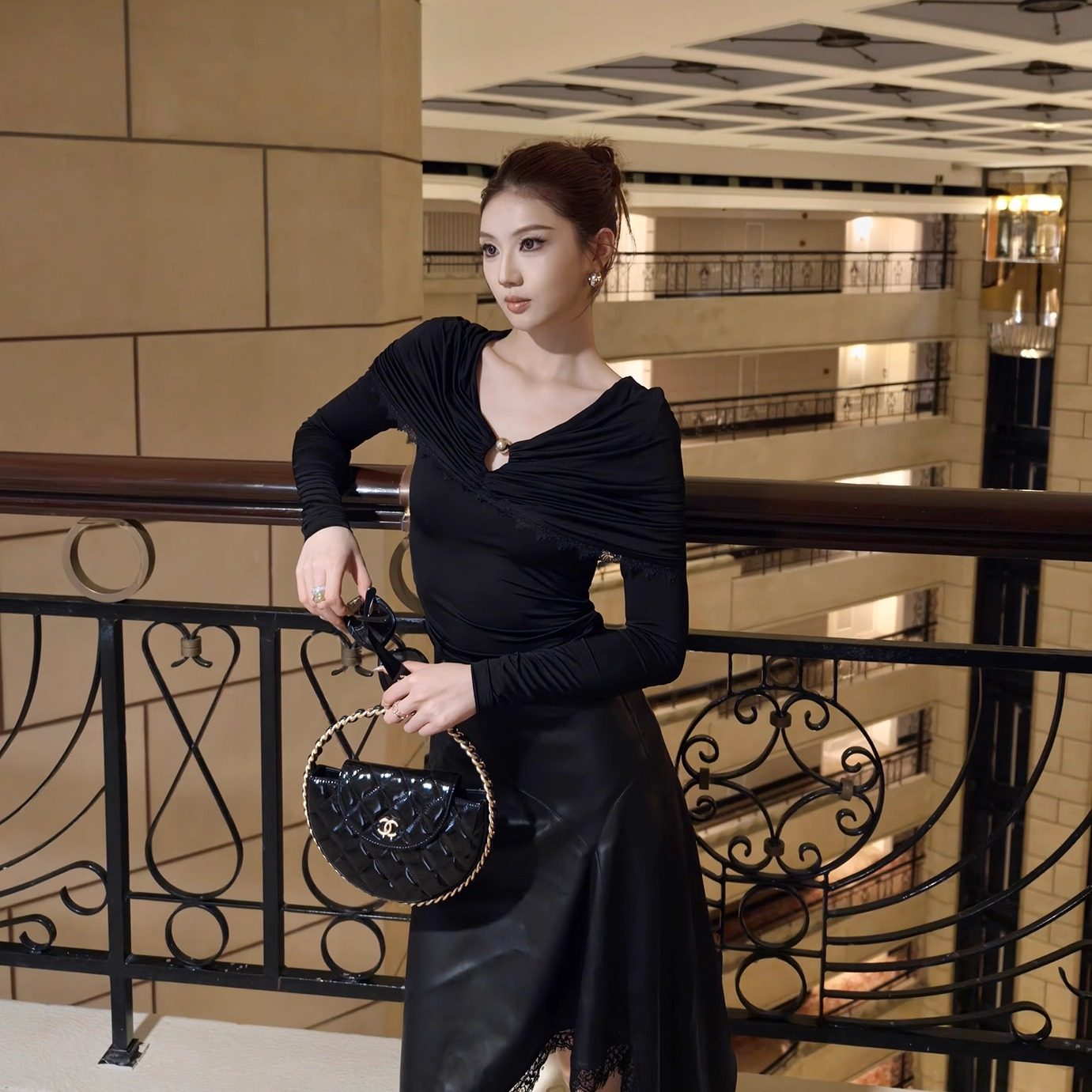 CNLEEWEI 26SS新品 蕾丝拼接皱褶围裹披肩假两件针织上衣 PU半裙,女装/女士精品,时尚套装,淘宝优惠券,粉丝福利购,淘宝优惠卷