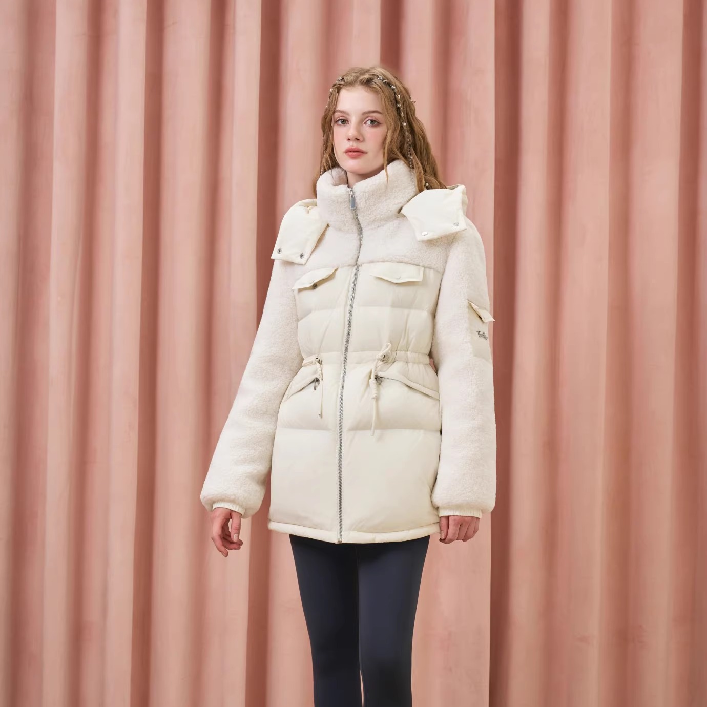 Three Quarters 25AW 白色环保羊羔毛拼接收腰羽绒服