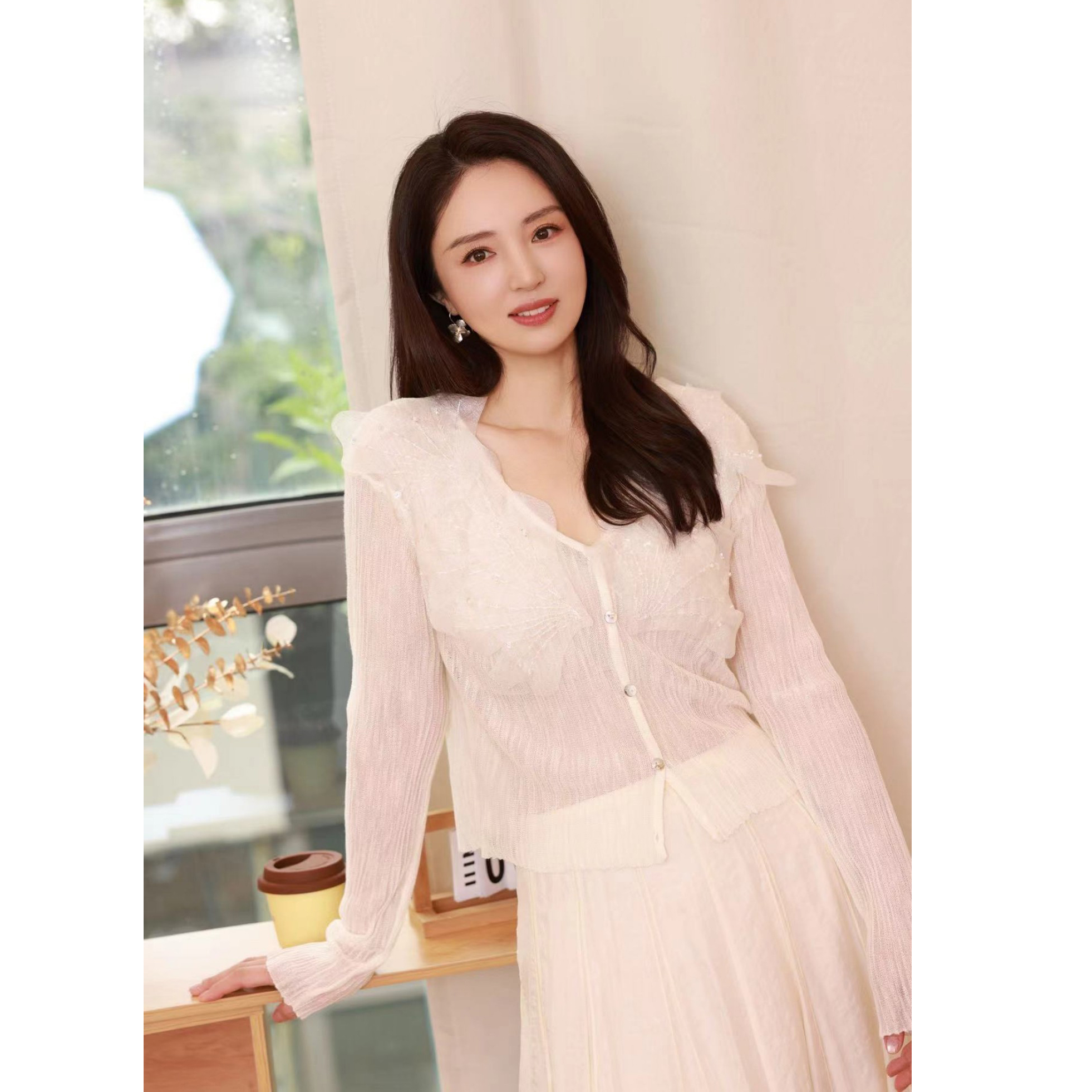 Aimme sparrow25FW 白色蕾丝亮片花瓣V领针织上衣