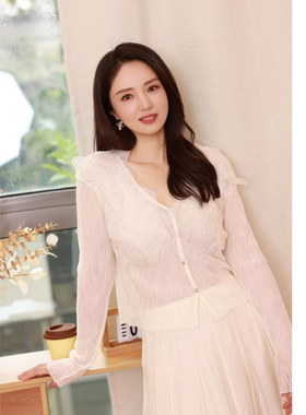 Aimme sparrow25FW 白色蕾丝亮片花瓣V领针织上衣