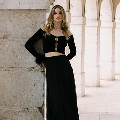 Nana Jacqueline 25早秋新款 毛毛袖口镂空针织上衣 飘纱长款半裙