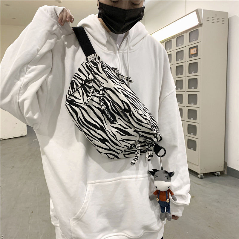 斜挎包男潮牌大容量 ins斑马奶牛纹胸包帆布单肩包小众设计感腰包