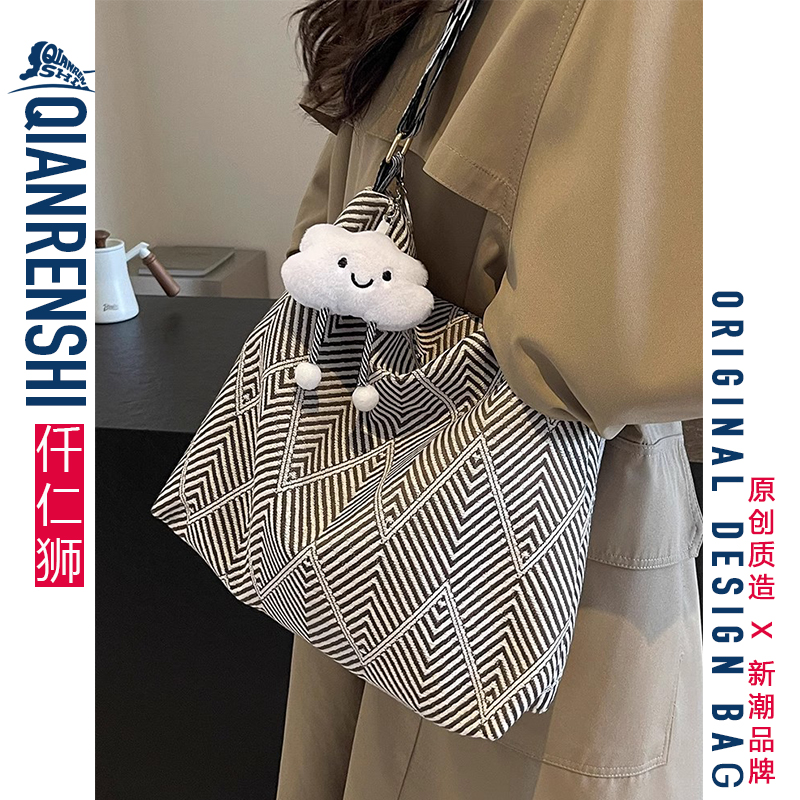 经常被说“韩里韩气”的条纹包包