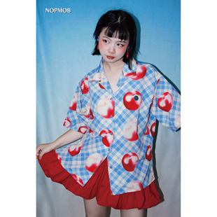 NOPMOB 野餐苹果 趣味复古蓝格子原创设计宽松大码印花短袖衬衫