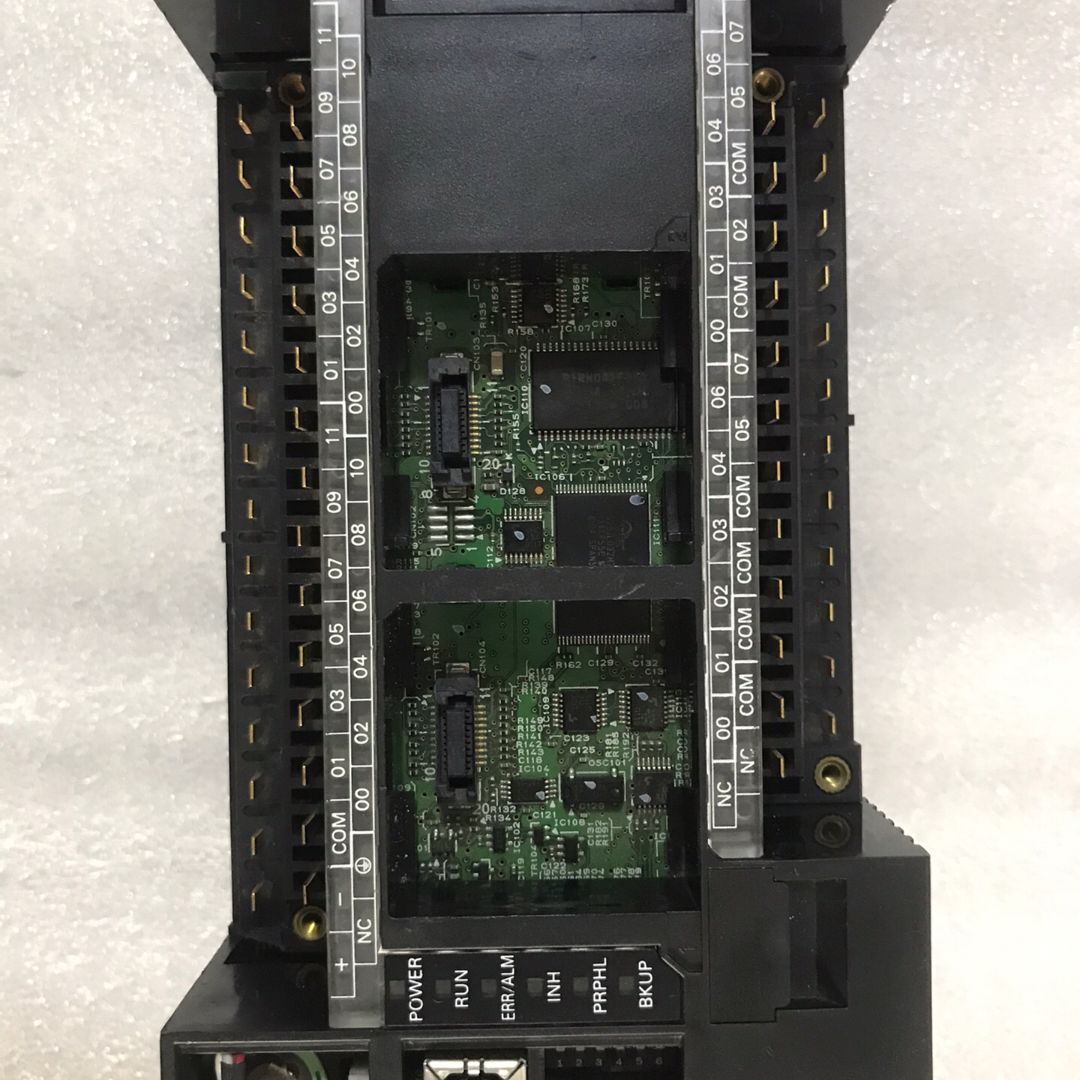 pLC  CP1L-M40DT-D  缺上面盖板 没有