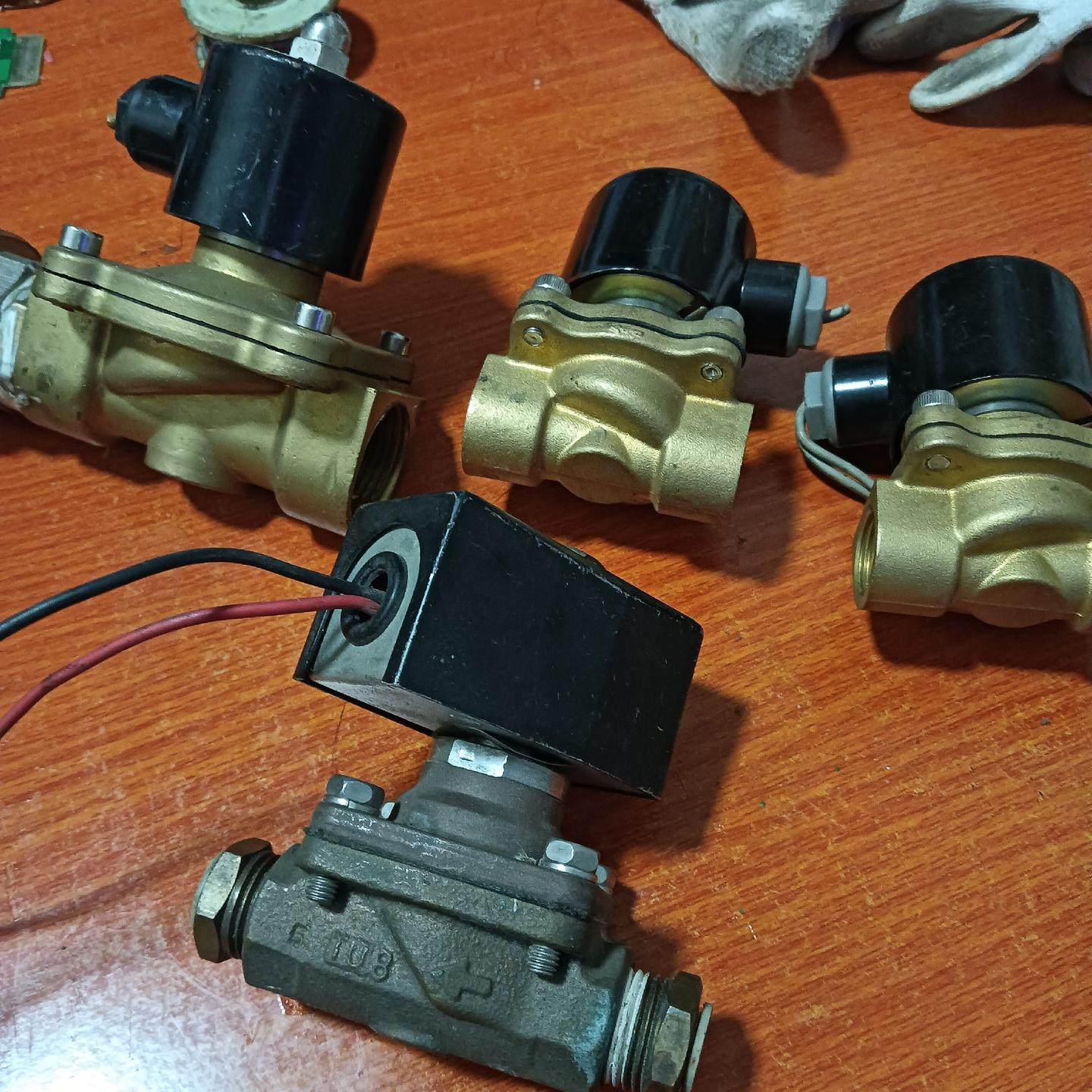 4个纯铜电磁阀门 全部正常使用。处理！！！打包12。