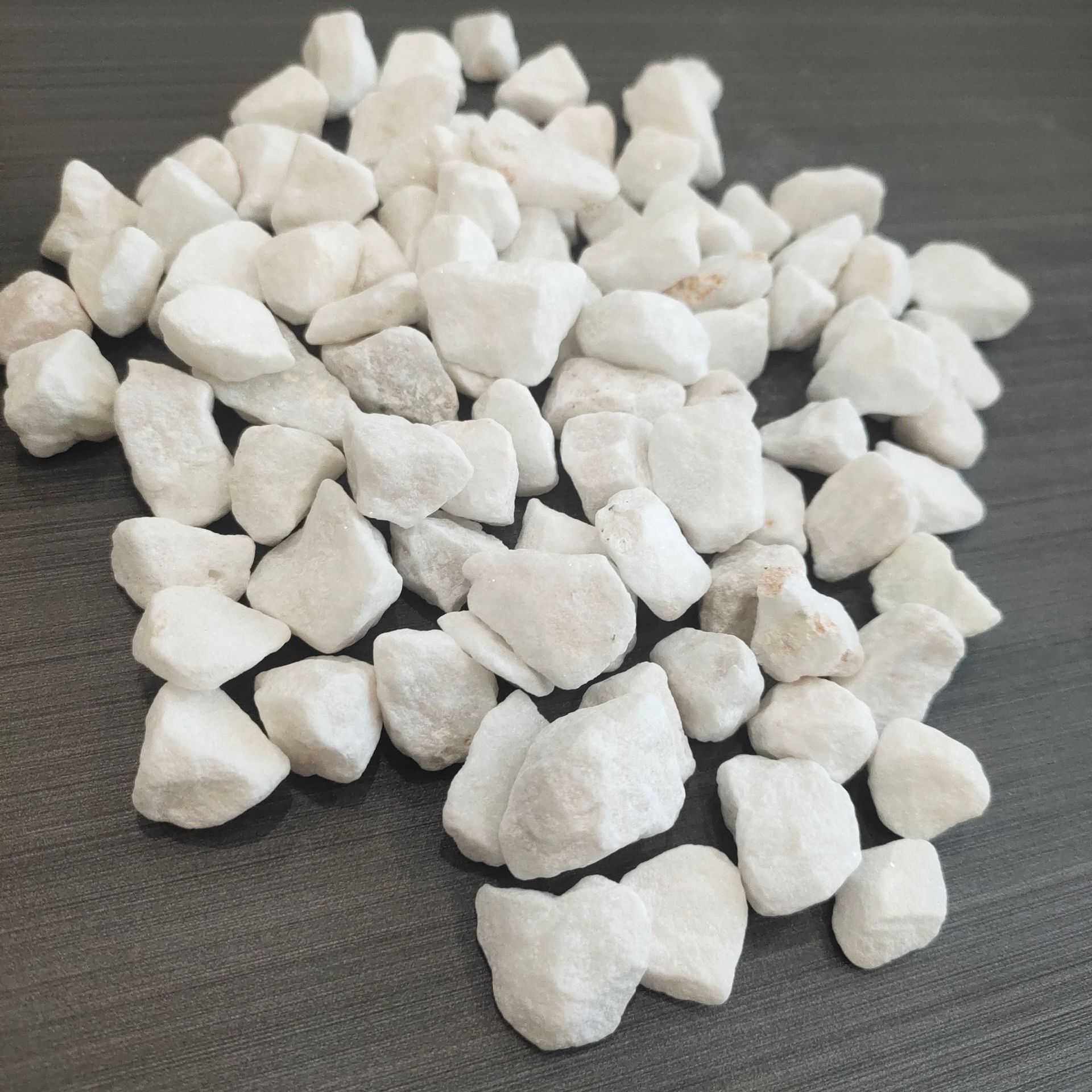 新款直销供应白石子水磨石子铺路白碎石造景白色鹅卵石机制洗米石