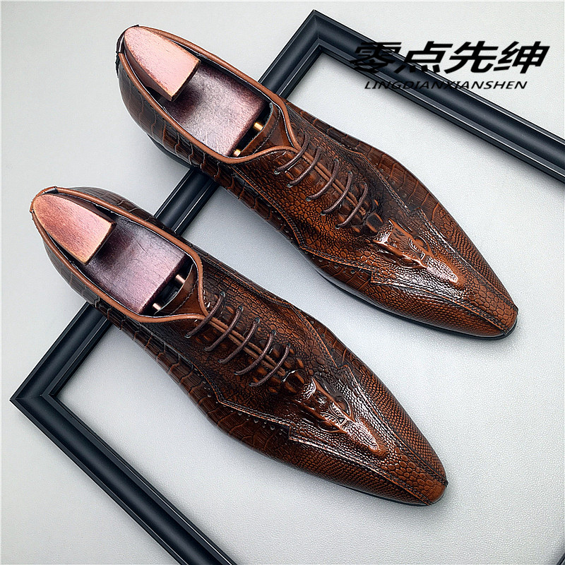 立体龙头压花亮面尖头皮鞋