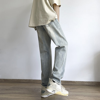 拉长腿部比例的直筒修身牛仔裤