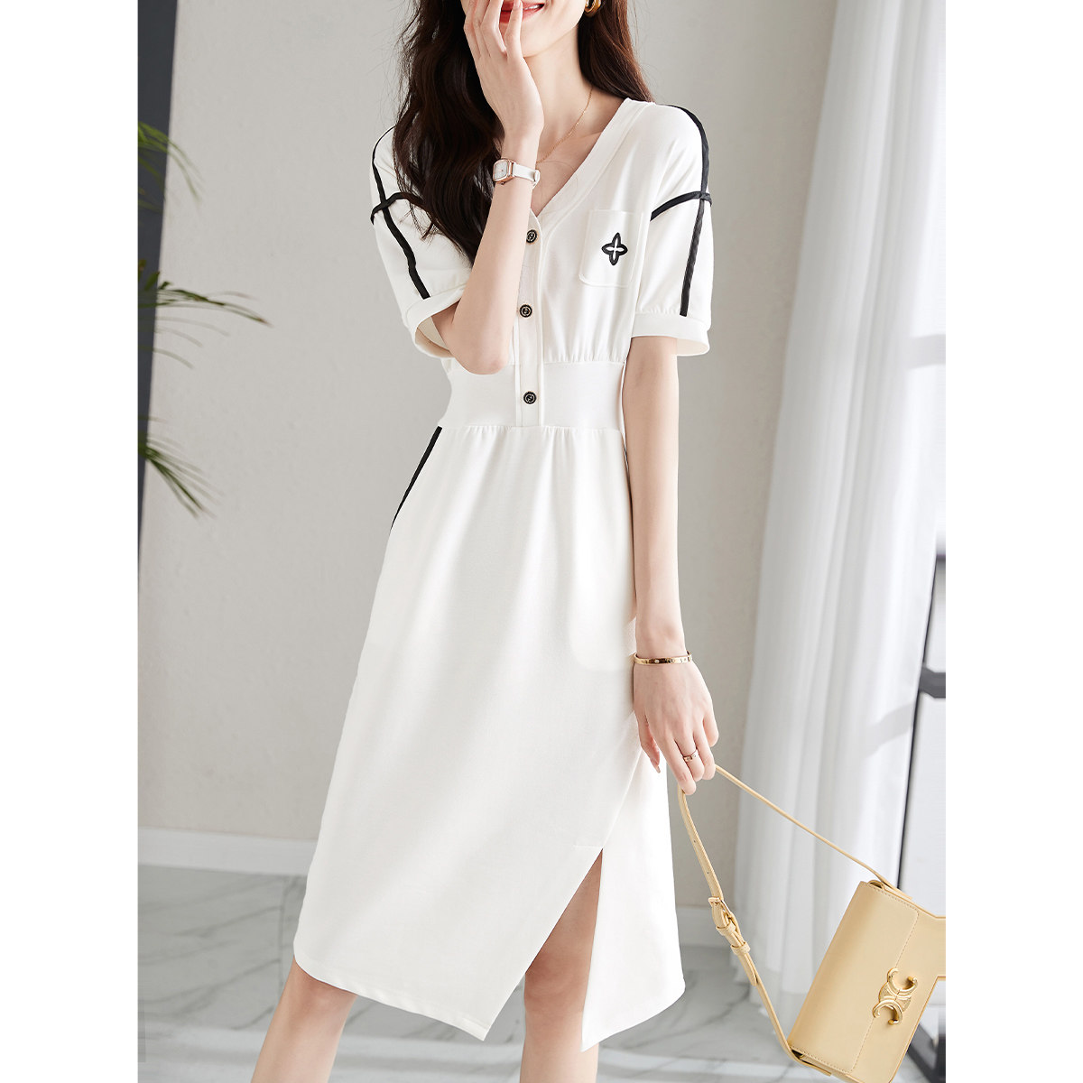 프렌치 니치 디자인 센스  가볍고 섬세하며 부드럽고 통기성이 뛰어난 대비 화이트 프렌치 슬릿 점프수트 QUN