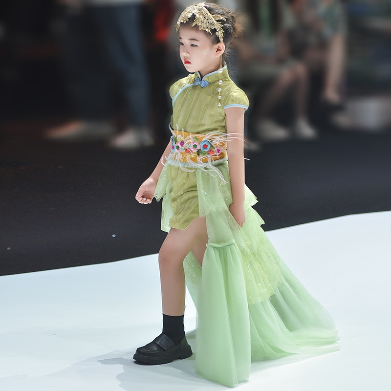 走秀儿童拖尾个性旗袍舞台