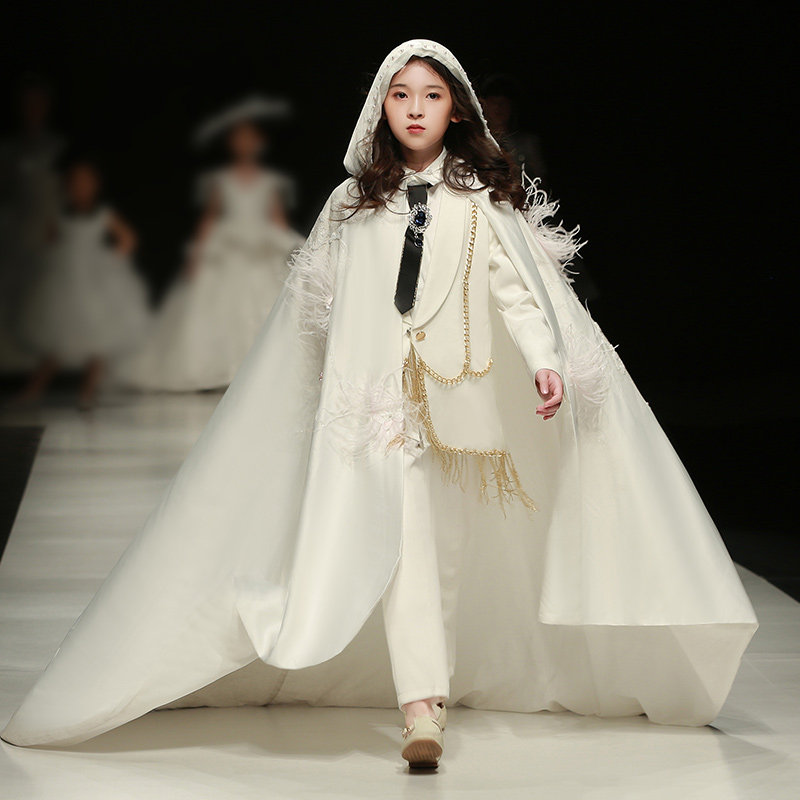 新款女童西装模特走秀高端潮服图片