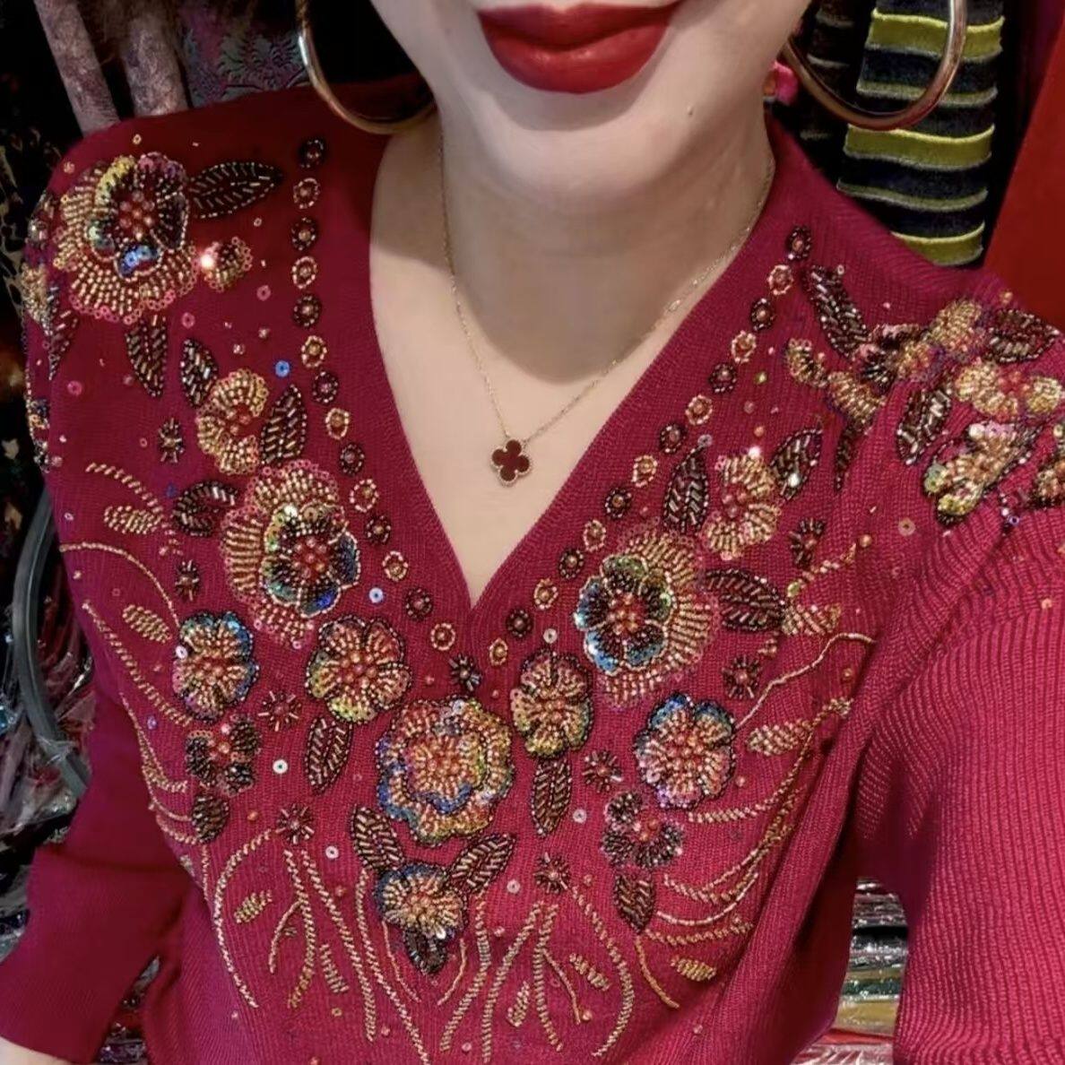 秋冬休闲洋气减龄中年妈妈V领烫钻钉珠花朵针织打底衫毛衣女长袖