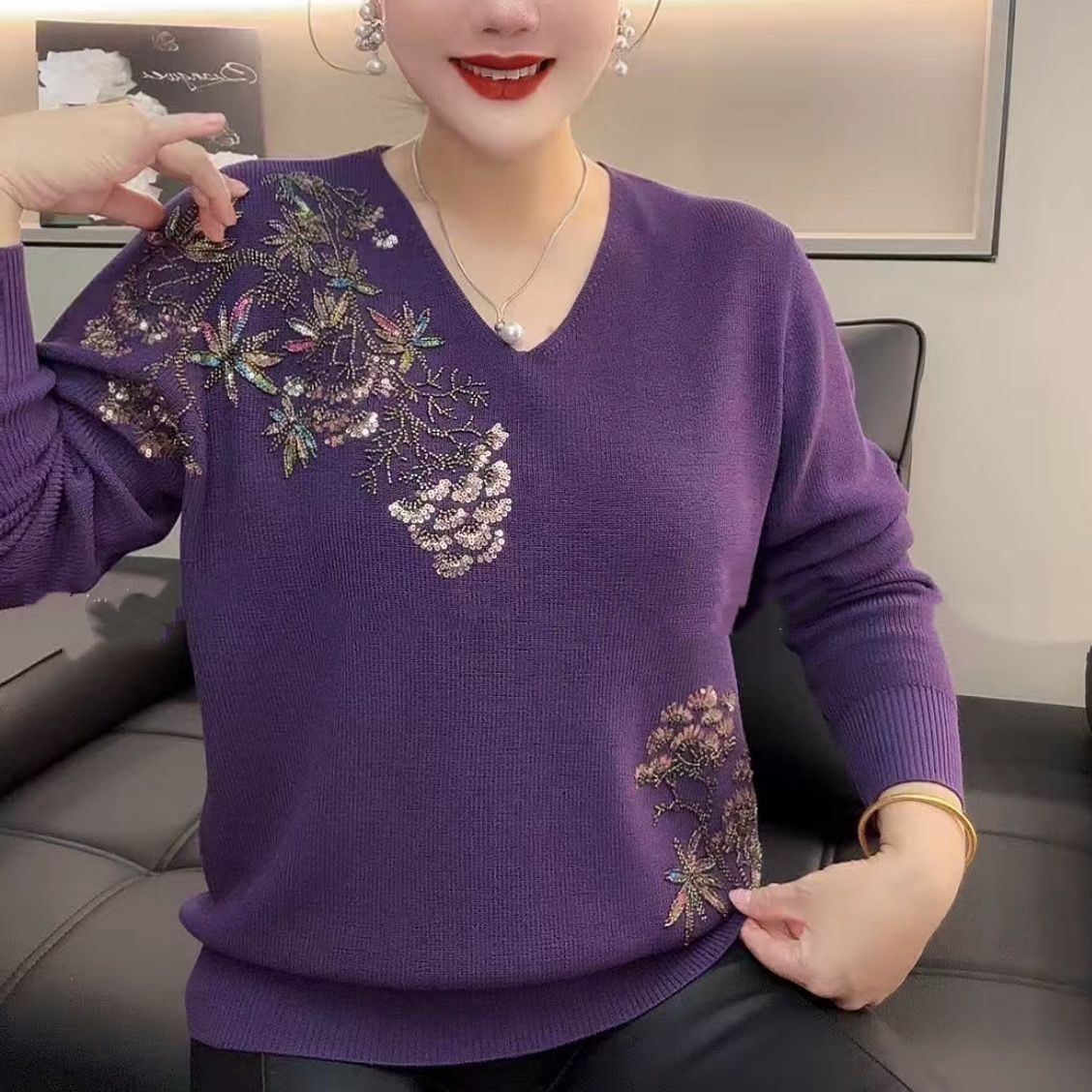 2025新款V领刺绣钉珠针织