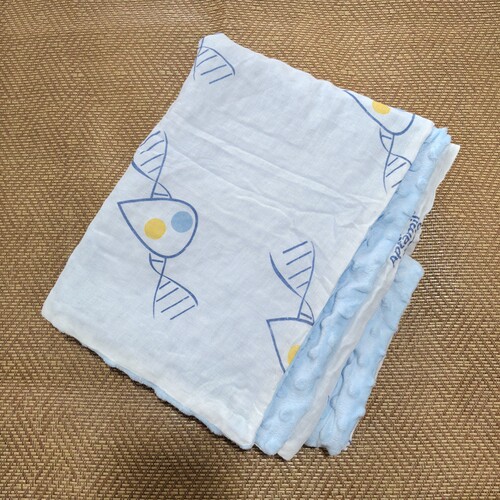 丽婴房爱他美联名婴幼儿豆豆绒毯