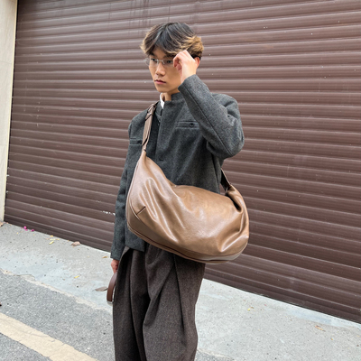 NIN时髦腋下复古托特挎包男女大容量皮质大包日系街头饺子包手提