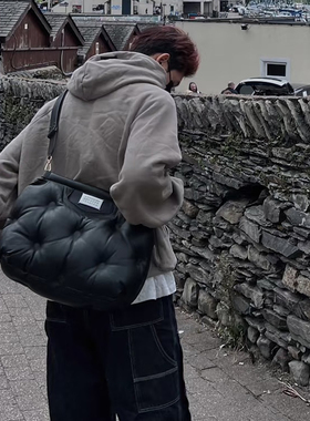 NIN轻奢时髦单肩斜挎托特挎包男女大包街头软皮枕头包中性风街拍