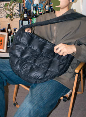 NIN小众设计款大容量斜挎单肩云朵包男女羽绒包日系复古挎包中性