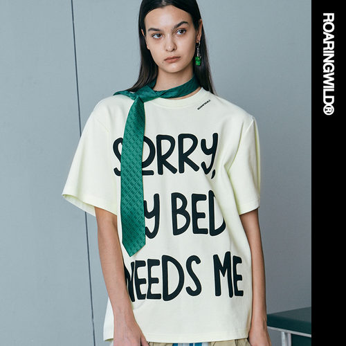 ROARINGWILD  主线 BED NEEDS ME印花短袖T恤【热销中】