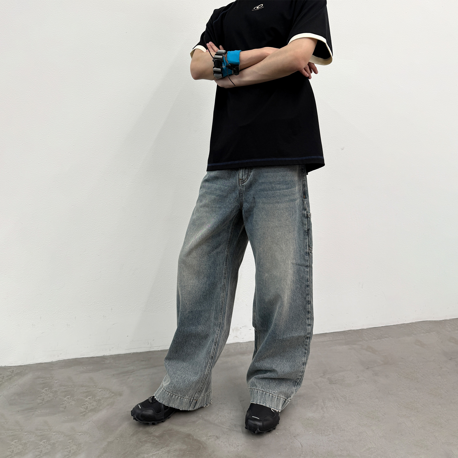 ROARINGWILD蓝色水洗牛仔裤