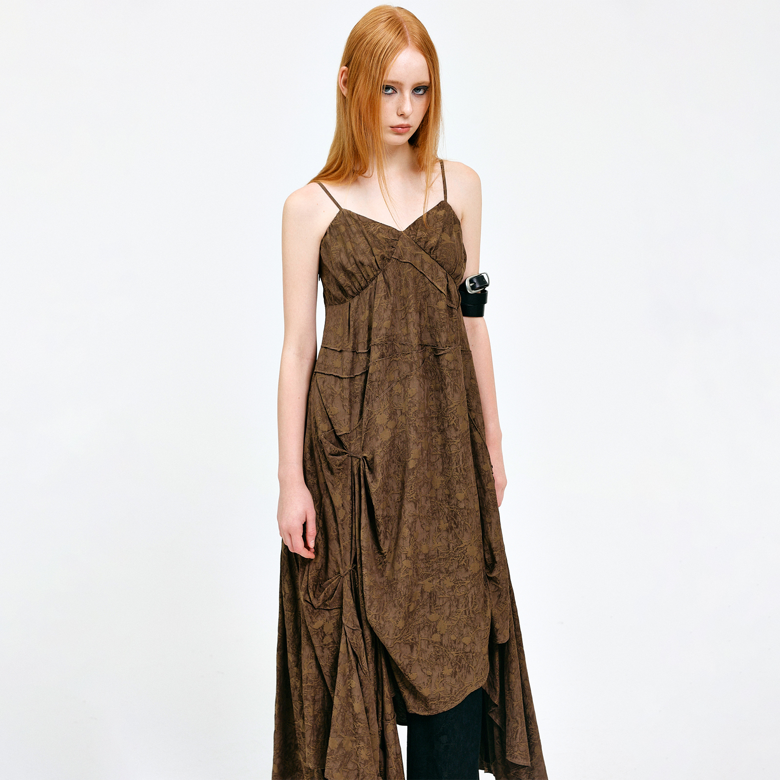 ROARINGWILD 主线系列 深棕色肌理感不规则裁片吊带裙