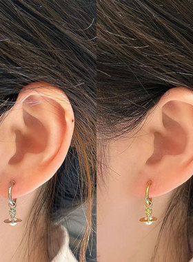 新款layla珍珠迷你耳环立体土星耳钉日常通勤搭配