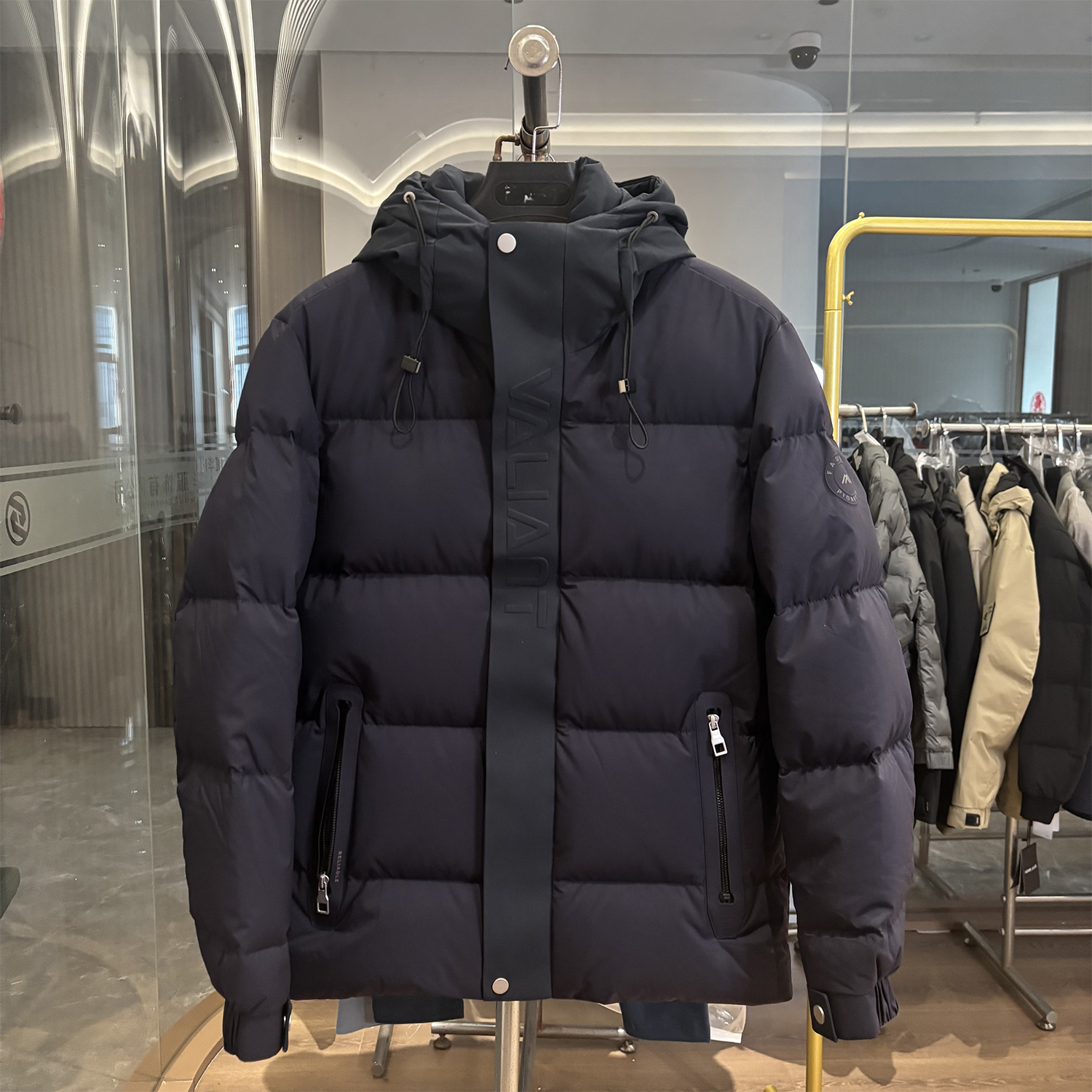 H家千元品质暖时尚连帽羽绒服