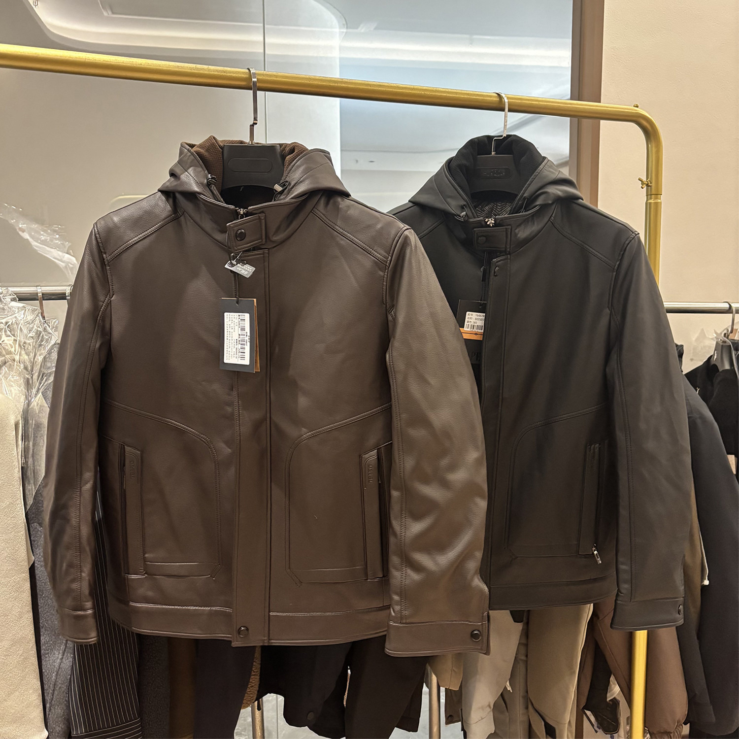 商场单压胶充绒连帽皮衣羽绒服