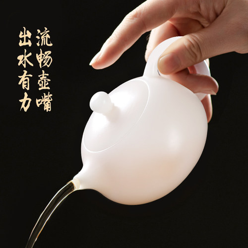 一款可旋转的冰种玉瓷壶