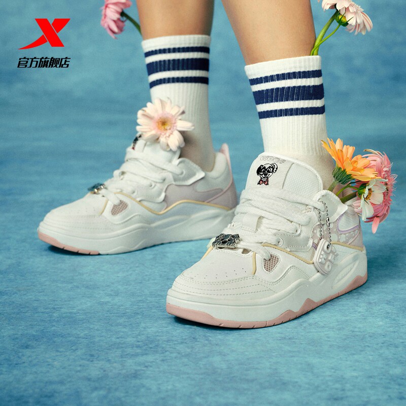 特步迪士尼联名款2024秋冬新款厚底学生女面包鞋板鞋反转休闲鞋