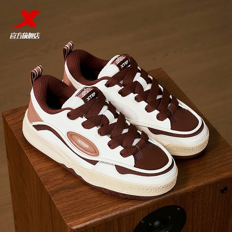 特步新年配色板鞋情侣面包鞋