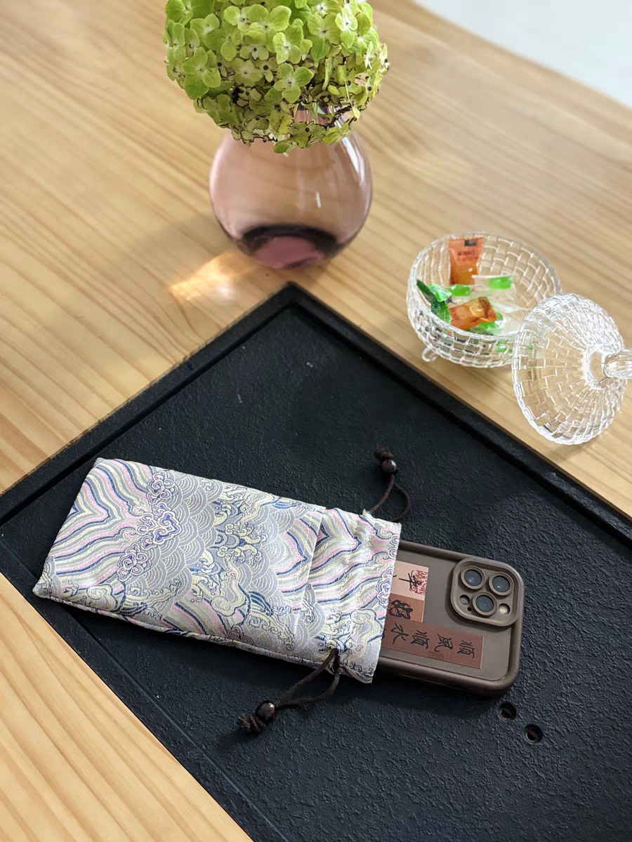 适用于苹果17 pro max 6.9英寸智能手机收纳袋便携束口抽绳布包