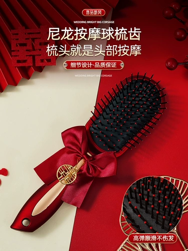 Расческа замужем за парой расческивания красного воздуха.