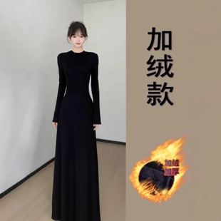黑色针织连衣裙女秋冬季加厚大衣内搭冬装打底梨形伯克利长裙子