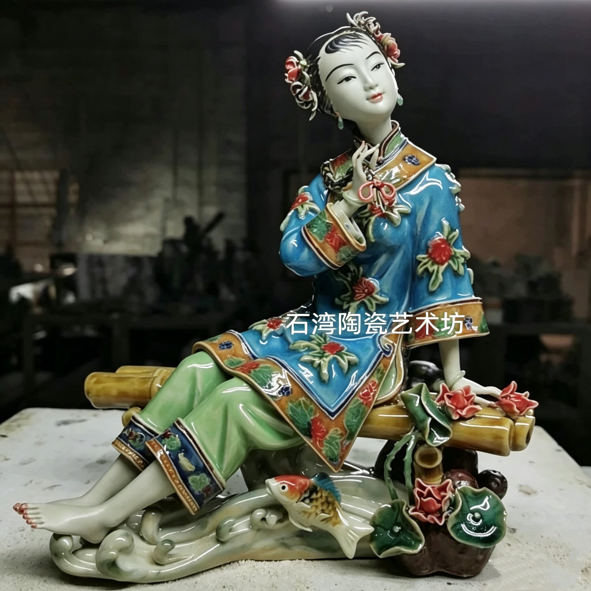 石湾公仔陶瓷中式仕女荷花
