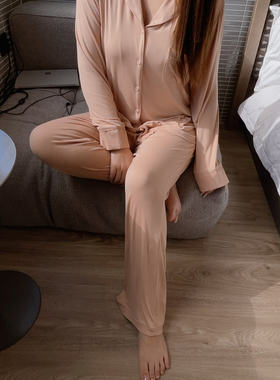 卡戴珊女莫代尔裸感家居服